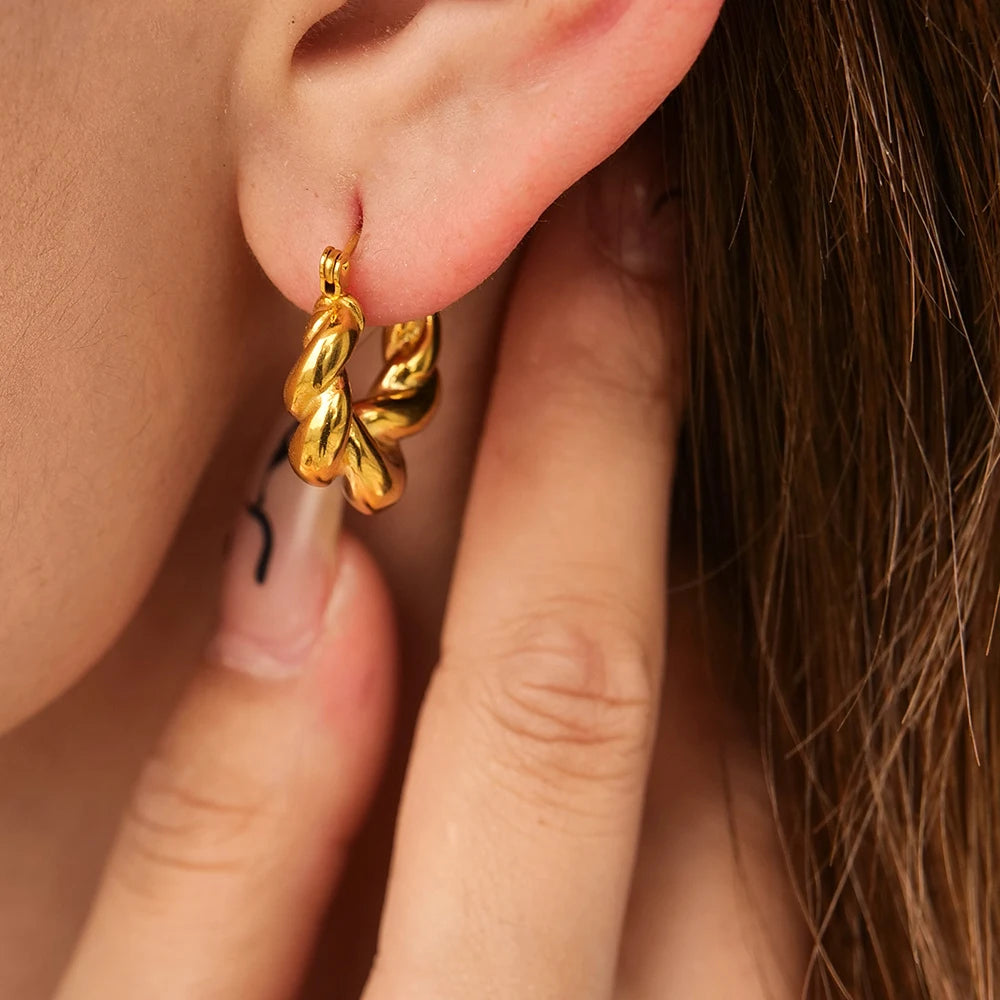 Argola Trançada em Aço Inoxidável – Elegância, Resistência e Estilo Contemporâneo