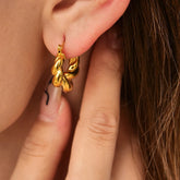 Argola Trançada em Aço Inoxidável – Elegância, Resistência e Estilo Contemporâneo