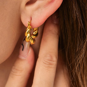 Argola Trançada em Aço Inoxidável – Elegância, Resistência e Estilo Contemporâneo