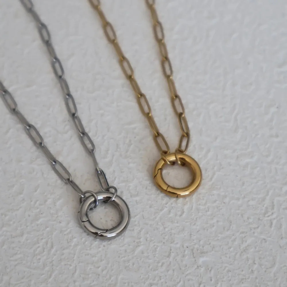 Colar Minimalista com Números Romanos — Elegância Clássica e Versatilidade Refinada