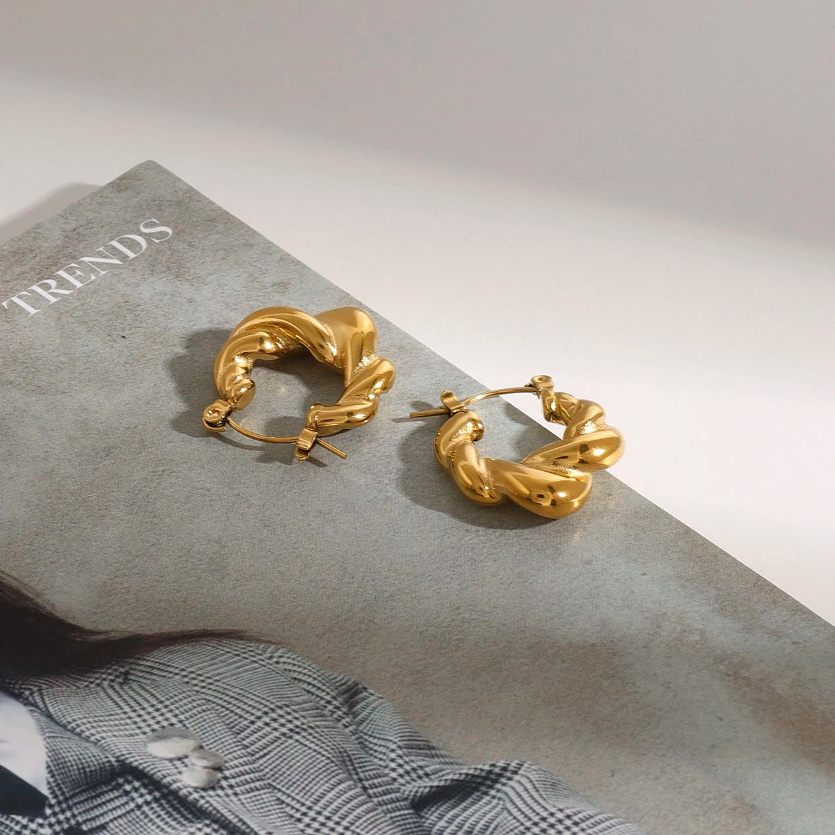 Argola Trançada em Aço Inoxidável – Elegância, Resistência e Estilo Contemporâneo