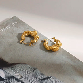 Argola Trançada em Aço Inoxidável – Elegância, Resistência e Estilo Contemporâneo