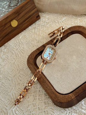 Relógio Feminino Clássico — O Toque Dourado da Elegância e Sofisticação