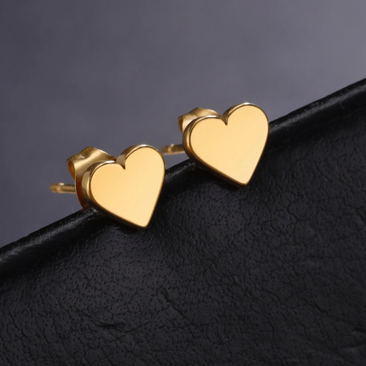 Brinco com Coração Minimalista em Aço Inoxidável – Delicadeza que Encanta