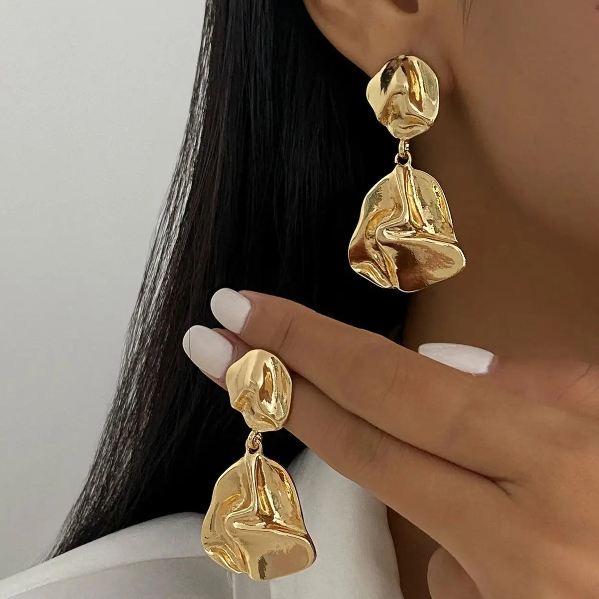 Brinco Modelo Pendente Dourado – Elegância Orgânica e Sofisticada para Momentos Inesquecíveis