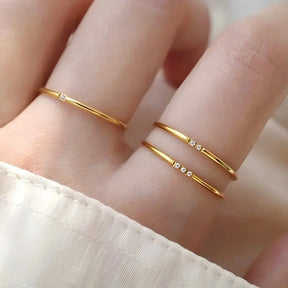 Anel Fino com Pontos de Luz — Elegância Minimalista que Ilumina o Seu Estilo