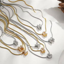 Colar com Letra Cravejada — Brilho, Significado e Estilo em um Só Acessório