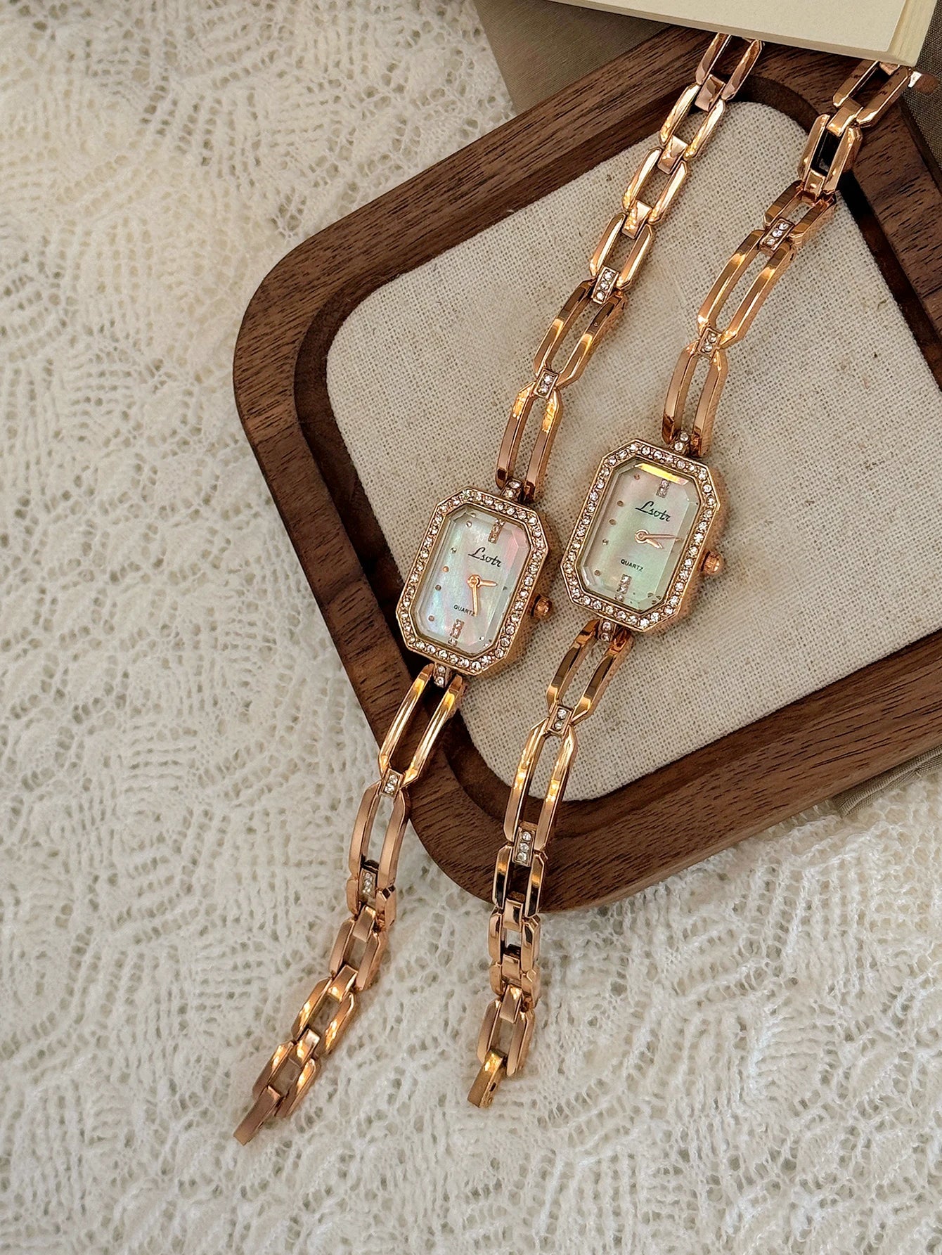 Relógio Feminino Clássico — O Toque Dourado da Elegância e Sofisticação