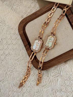 Relógio Feminino Clássico — O Toque Dourado da Elegância e Sofisticação