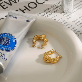 Argola Trançada em Aço Inoxidável – Elegância, Resistência e Estilo Contemporâneo