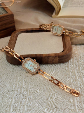 Relógio Feminino Clássico — O Toque Dourado da Elegância e Sofisticação