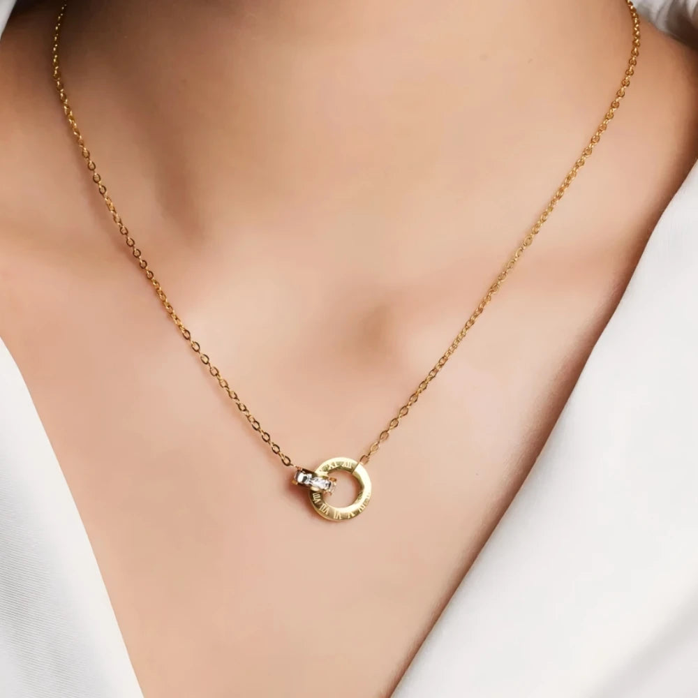 Colar Minimalista com Números Romanos — Elegância Clássica e Versatilidade Refinada