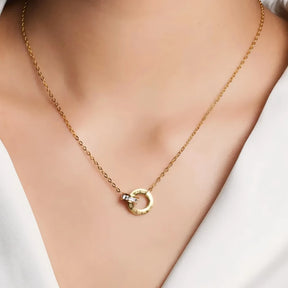 Colar Minimalista com Números Romanos — Elegância Clássica e Versatilidade Refinada