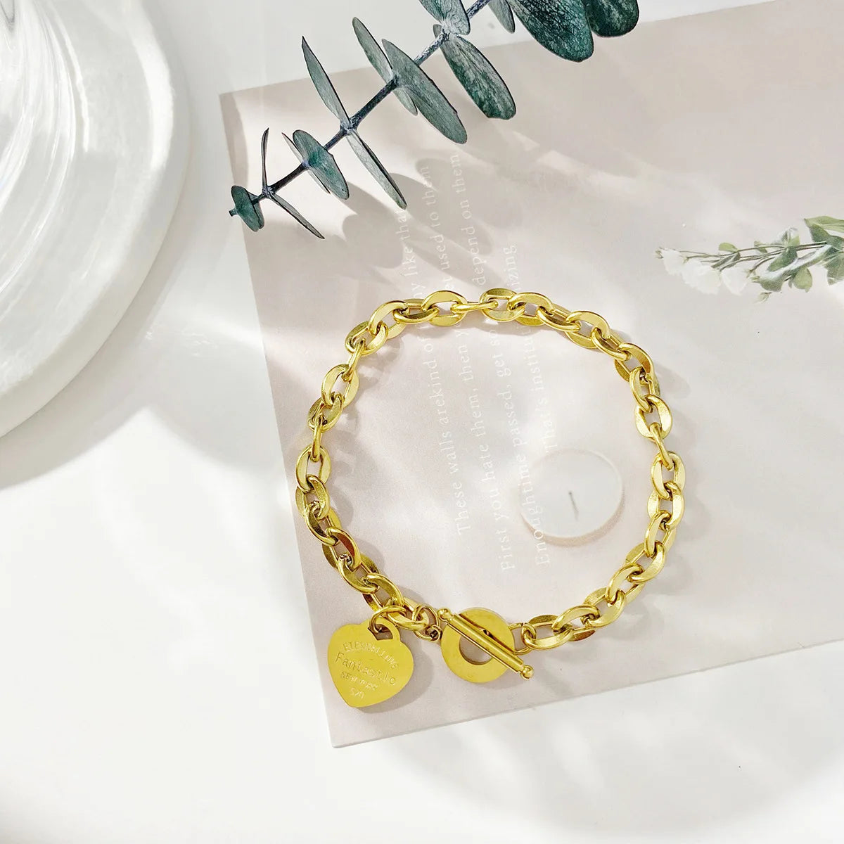 Pulseira de Elos com Pingente de Coração — Um Toque de Elegância e Romance no Seu Estilo