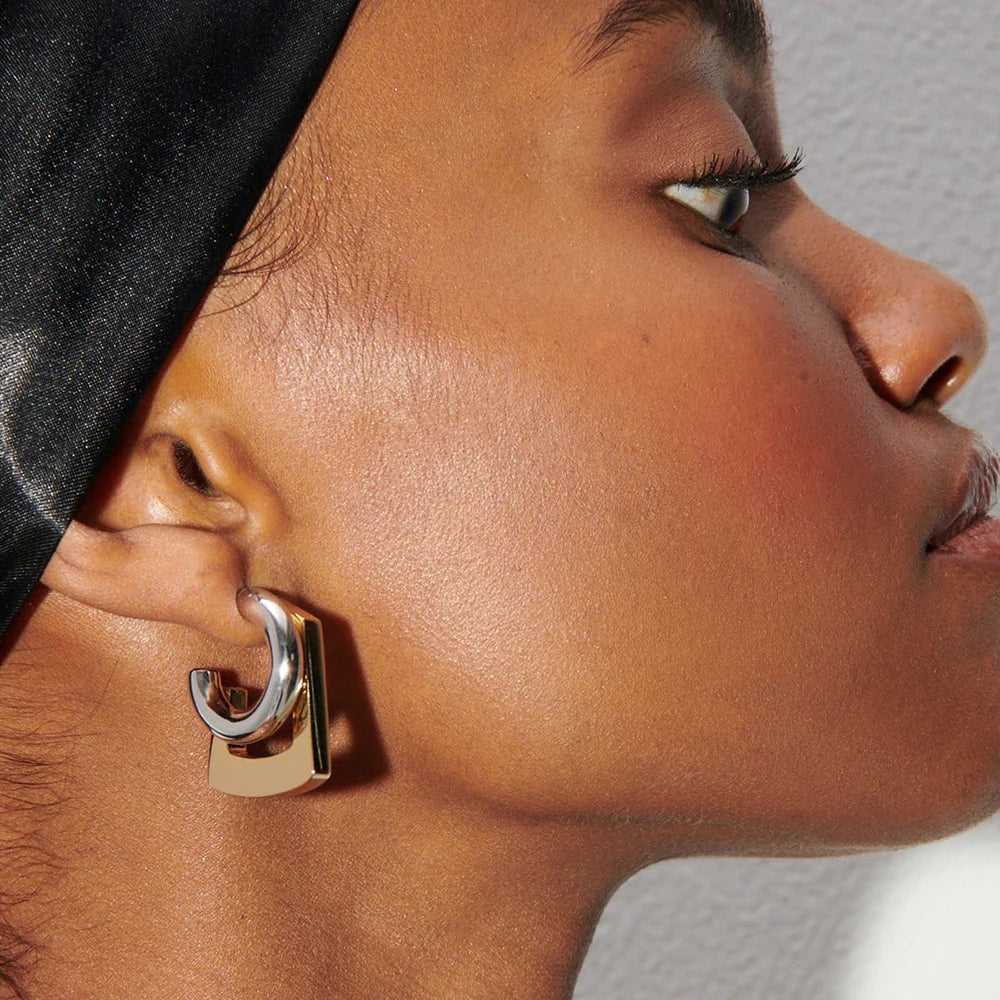 Brinco Geométrico Duplo – Elegância e Design em Harmonia