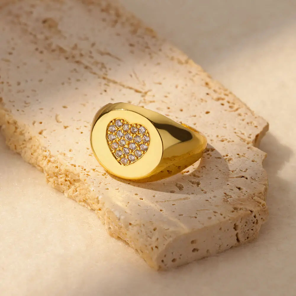 Anel com Coração Cravejado – Brilho Incomparável e Símbolo Atemporal de Elegância