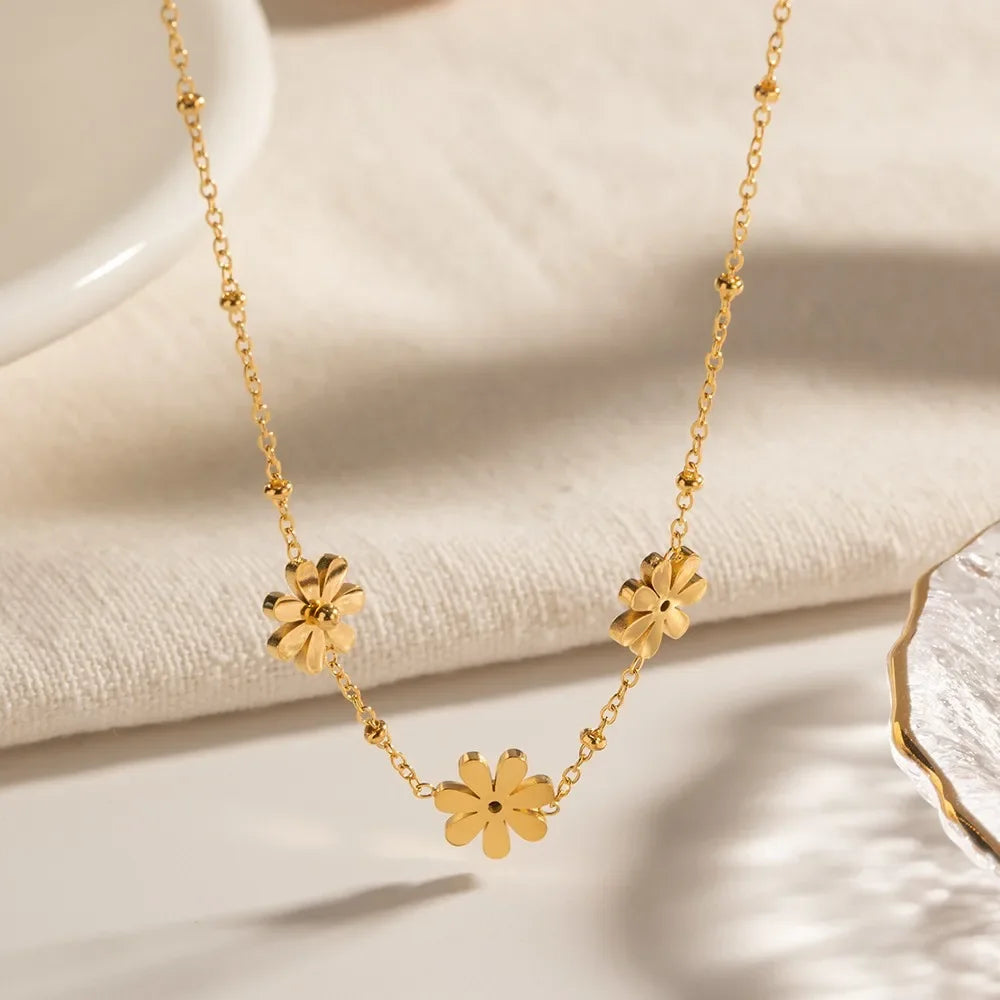 Colar Dourado com Pingente de Flores — Delicadeza e Charme em Cada Detalhe