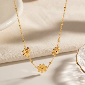 Colar Dourado com Pingente de Flores — Delicadeza e Charme em Cada Detalhe