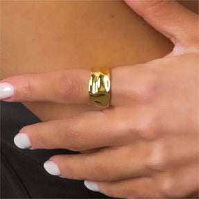 Anel Texturizado Disponível em Ouro e Prata — Moderno, Ajustável e Cheio de Estilo