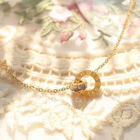 Colar Minimalista com Números Romanos — Elegância Clássica e Versatilidade Refinada