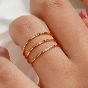 Anel Fino com Pontos de Luz — Elegância Minimalista que Ilumina o Seu Estilo