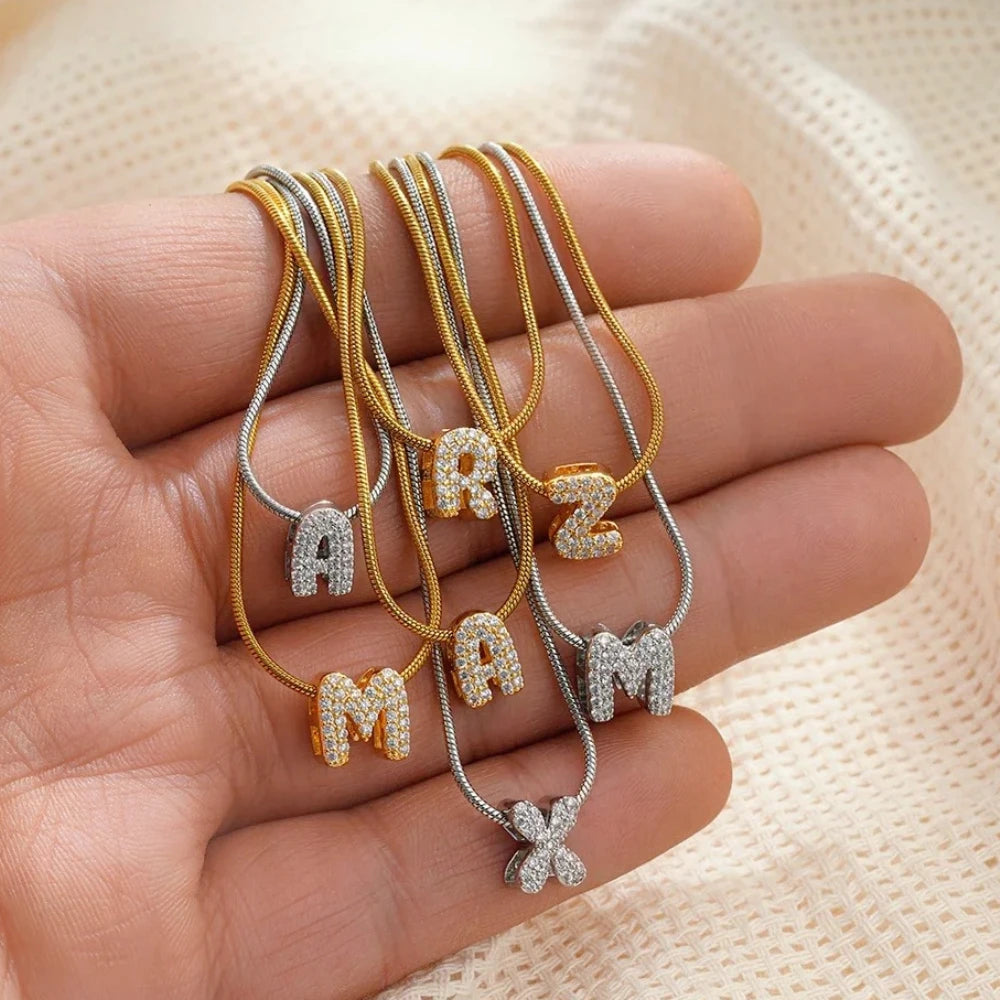 Colar com Letra Cravejada — Brilho, Significado e Estilo em um Só Acessório