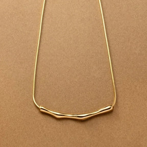 Colar Metalizado — Sofisticação Escultural e Tendência Contemporânea