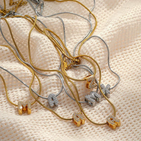 Colar com Letra Cravejada — Brilho, Significado e Estilo em um Só Acessório