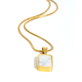 Colar de Pingente Quadrado com Madrepérola — Sofisticação Moderna e Elegância Atemporal