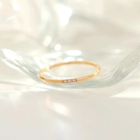 Anel Fino com Pontos de Luz — Elegância Minimalista que Ilumina o Seu Estilo