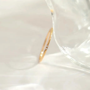 Anel Fino com Pontos de Luz — Elegância Minimalista que Ilumina o Seu Estilo