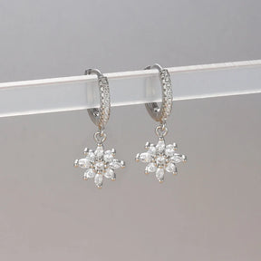 Argola Cravejada com Pingente em Flor de Zircônia — Brilho Duplo e Elegância em Movimento